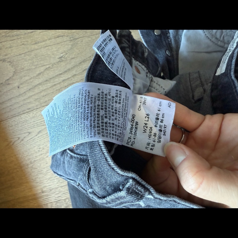 Levi’s cropped wedgie jeans size 24 - Picture 2 of 3